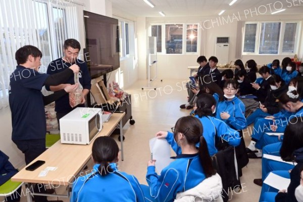 広尾と本別の高校３年生３９人が地域素材を生かした商品開発について学んだ