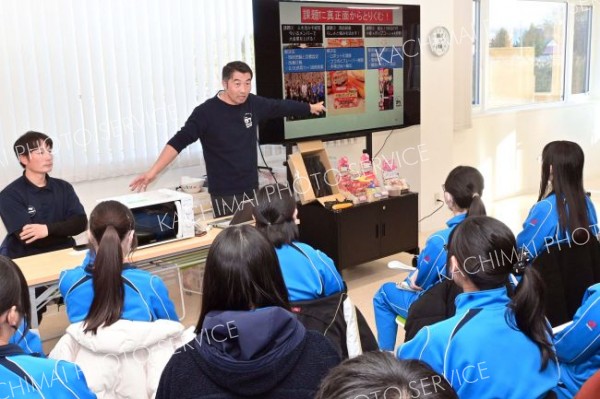 広尾と本別の高校３年生３９人が地域素材を生かした商品開発について学んだ