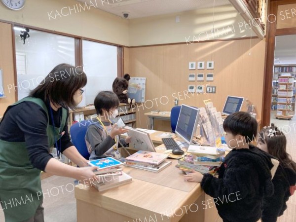 本の貸し出し業務を体験する