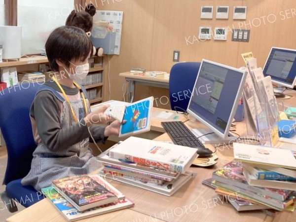 本の貸し出し業務を体験する