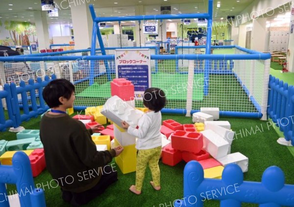 キッズランドＵＳ厚別店。スポーツやブロック、セルフ写真館、カラオケなど多彩なコーナーがある