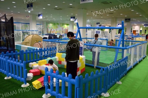 キッズランドＵＳ厚別店。ダイナミックに遊べる大型遊具をはじめ、ブロックやままごとなどさまざまなコーナーを用意