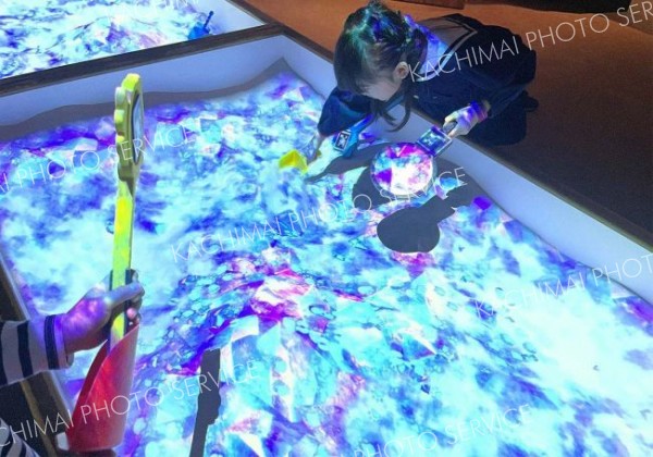 リトルプラネットのＡＲ砂遊びアトラクション「サンドパーティ」。この時期だけ氷の世界になる（リトプラ提供）