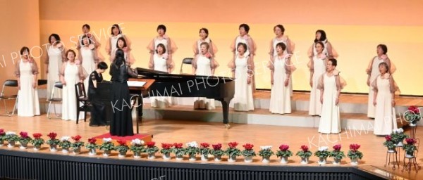 ４５周年記念演奏会で感謝のハーモニー　女声合唱団フライデーコーラス