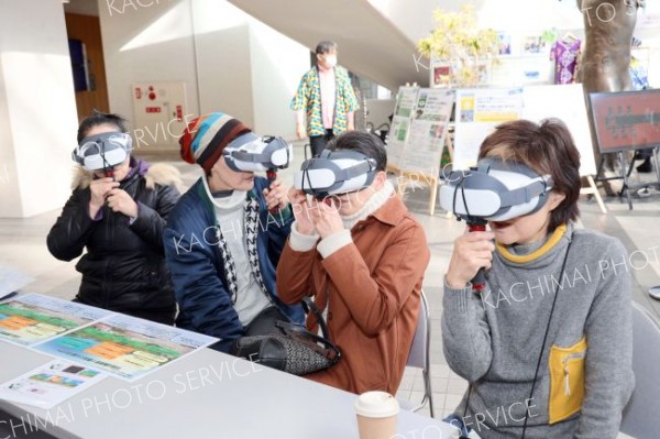 日高山脈襟裳十勝国立公園のパノラマ映像を体験する来場者（１５日午前１０時半ごろ、長尾悦郎通信員撮影）