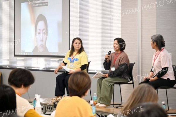 パネルディスカッションを行う