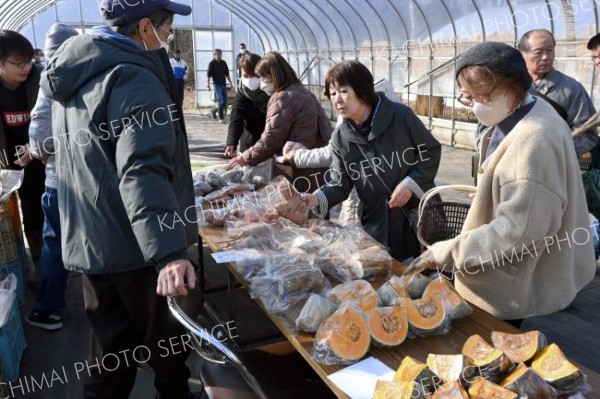 野菜を選ぶ来場者