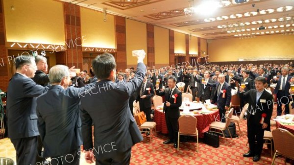 祝杯を上げ、さらなる飛躍を誓った