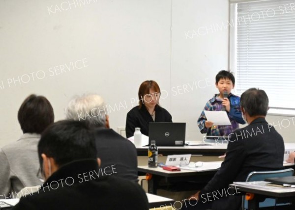 公開プレゼンテーションで新規事業案を発表する藤森さんと貫太さん