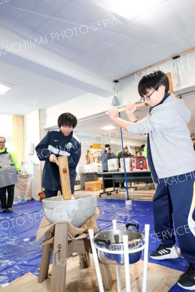 かけ声に合わせ、餅をつく子どもたち（１６日、午前１１時５分ごろ、助川かおる通信員撮影）