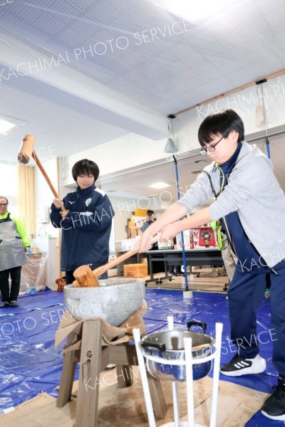 掛け声に合わせ、餅をつく子どもたち（１６日、午前１１時５分ごろ、助川かおる通信員撮影）