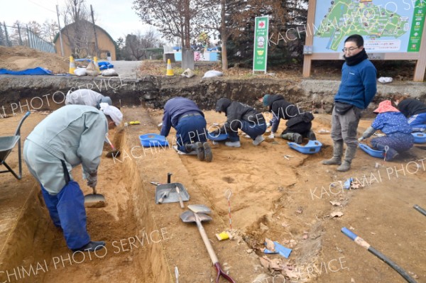発掘を見守る森学芸員。終盤に入っている落合遺跡がある一角