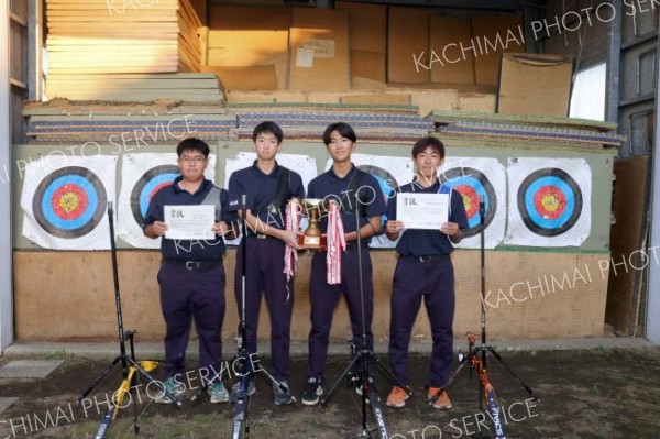 帯工男子の佐藤、帯三条女子の齊藤Ｖ　全国高校選抜へ　アーチェリー秋季道高校大会