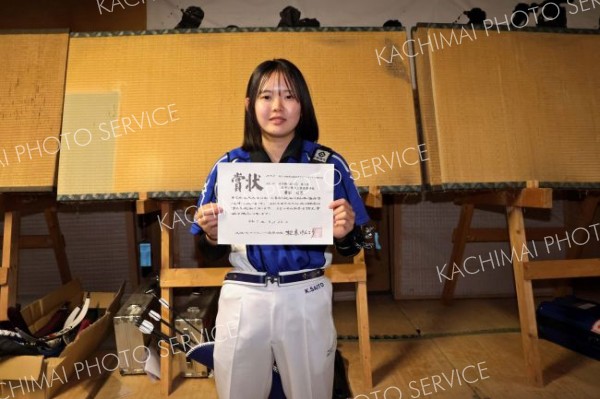 女子個人戦７０メートルを制し、全国高校選抜大会の出場権を得た
