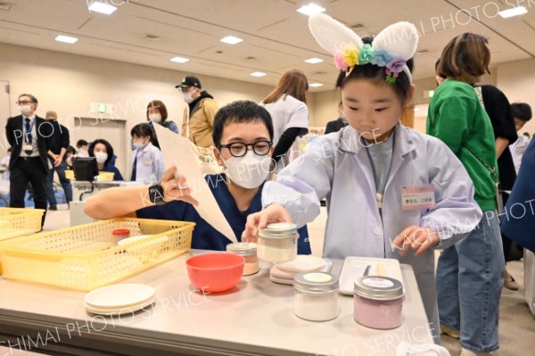 子どもたちが調剤体験　加藤薬局グループ健康フェア～こぼれ話