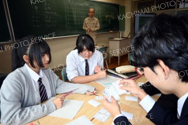 山本さん考案カードゲームで温暖化防止学ぶ　池田高校３年生