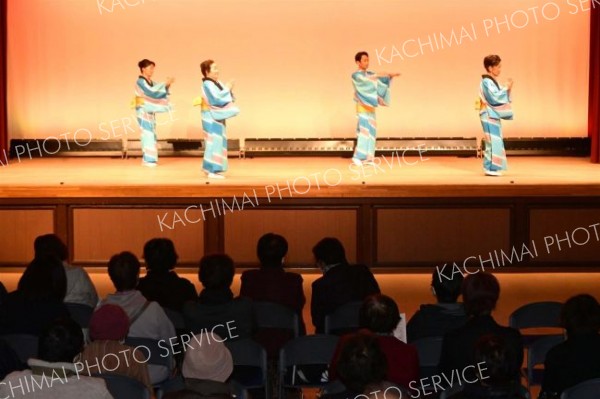 舞踊「下町歌ごよみ」を披露する芳彦会