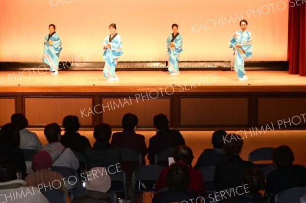 舞踊「下町歌ごよみ」を披露する芳彦会