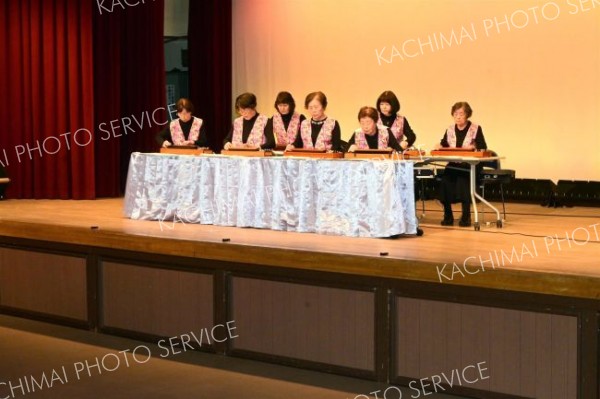 日頃の練習の成果を披露する大正琴たんぽぽサークル