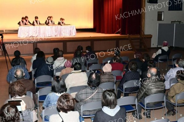 日頃の練習の成果を披露する大正琴たんぽぽサークル