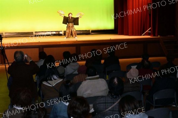 剣舞「宝船」を披露する大泉正陽さん