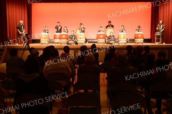 郷土芸能義経太鼓のパフォーマンスで幕が開けた