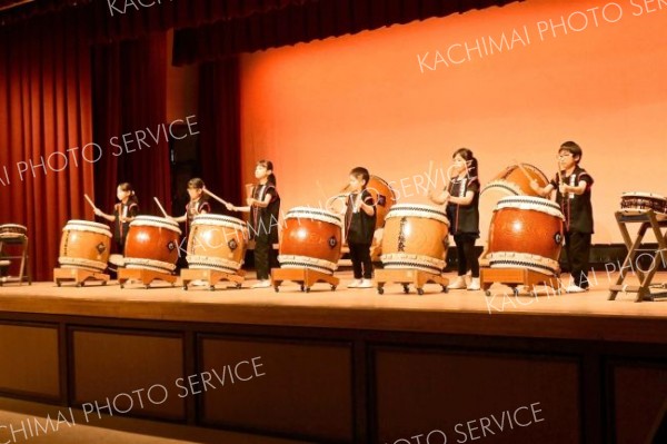 郷土芸能義経太鼓のパフォーマンスで幕が開けた