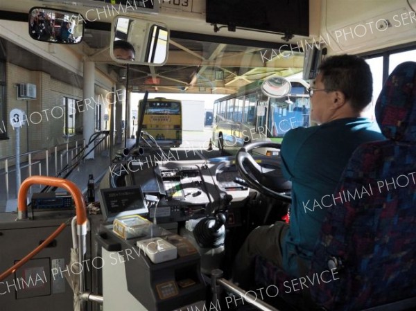 バスの運転を体験する参加者