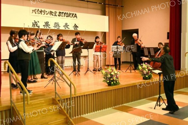 応援ゲスト２人を交えて全体演奏を披露する生徒ら