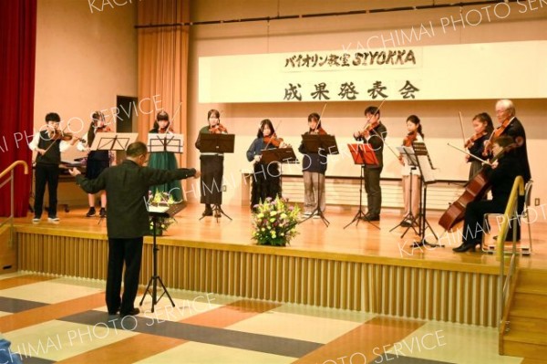 応援ゲスト２人を交えて全体演奏を披露する生徒ら