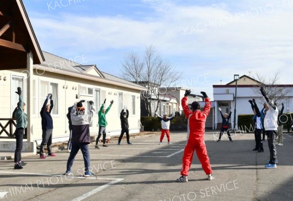 準備運動する楽走会の参加者
