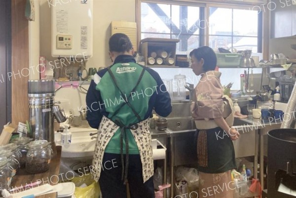 中学生に洗い物の方法などを教える