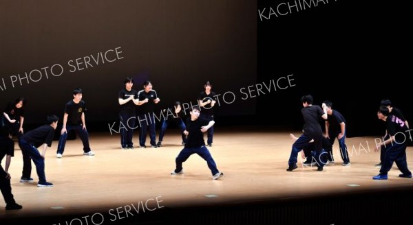 体だけで高校野球の試合を演じる鹿追中の生徒ら