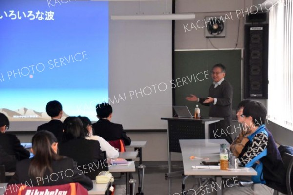 「短波ラジオを利用した電波体験」で講義する名古屋大