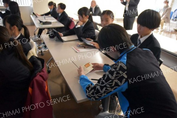 短波ラジオについて学ぶ陸別中の生徒