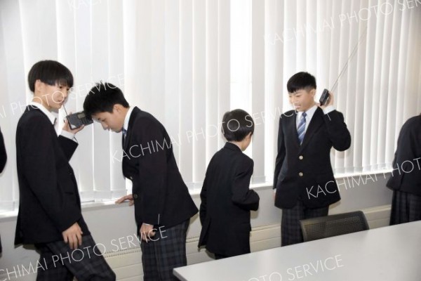 電波受信について学ぶ陸別中の生徒