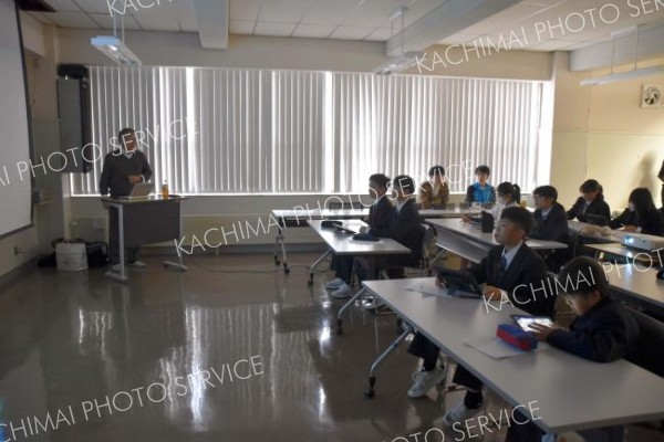 「短波ラジオを利用した電波体験」で講義する名古屋大