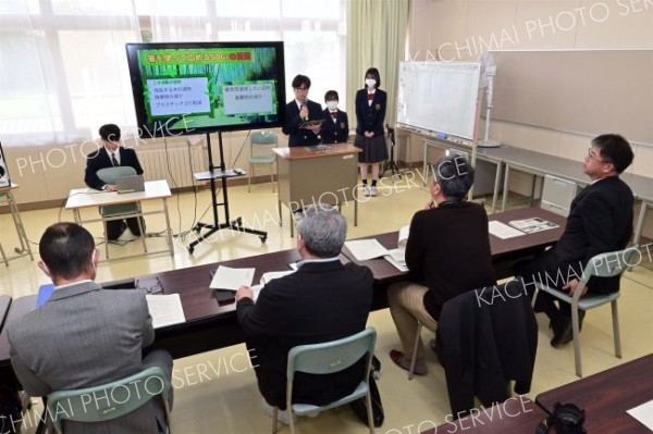 ＳＤＧｓ普及グッズを発表　本別高１年生が授業