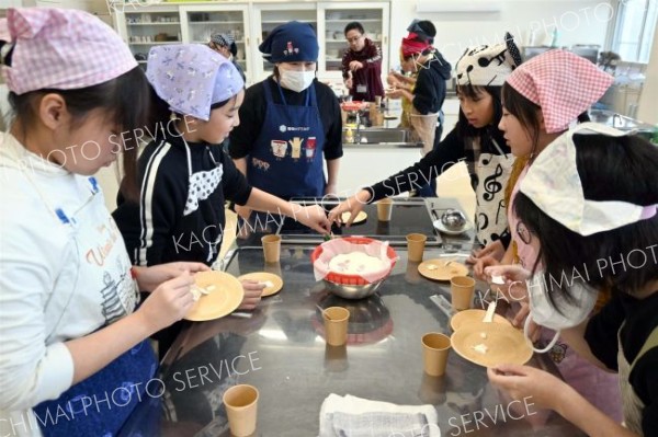 雪印メグミルクの管理栄養を講師に家庭科の授業　音更柳町小