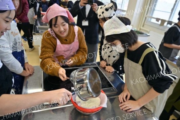 チーズ作りに挑戦する児童ら