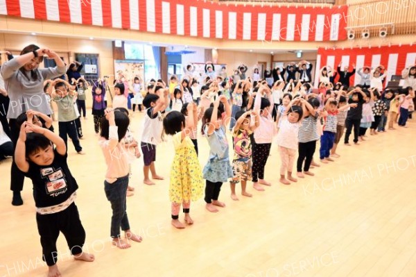 上士幌認定こども園ほろんが１０周年　園児らがほろん体操でお祝い