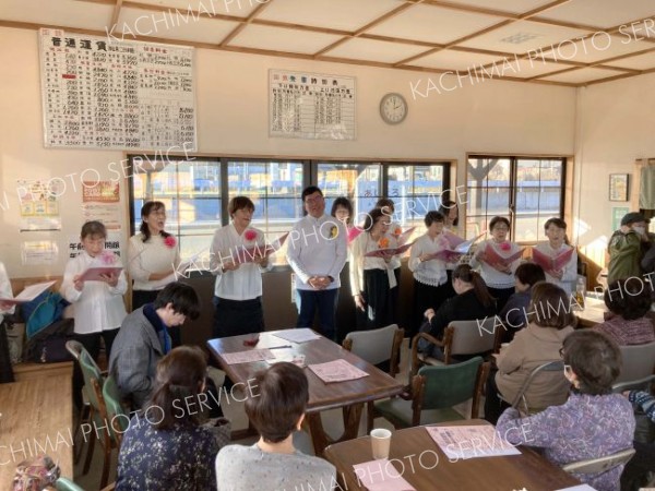 「バラが咲いた」など６曲を合唱し。美しいハーモニーを奏でた