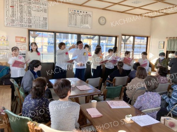 「バラが咲いた」など６曲を合唱し。美しいハーモニーを奏でた