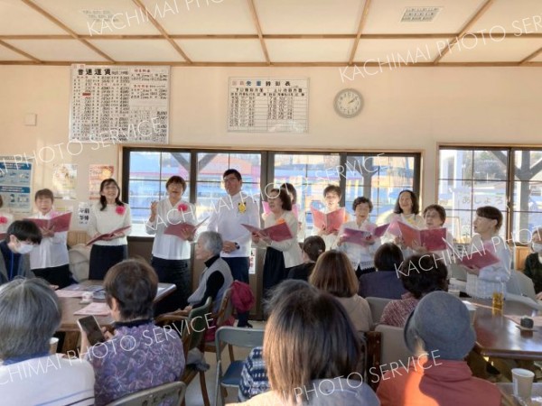 「バラが咲いた」など６曲を合唱し。美しいハーモニーを奏でた