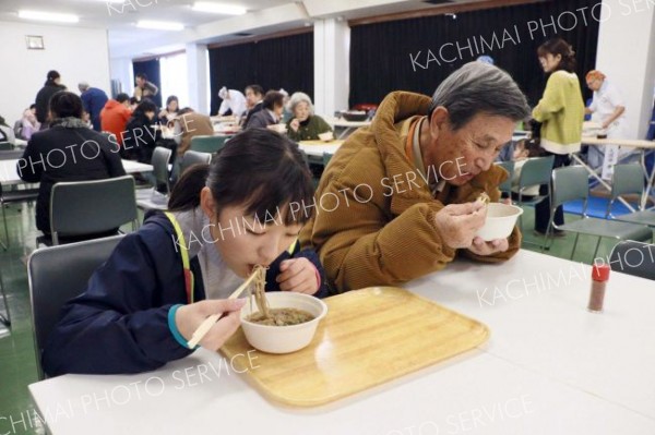 新そばの香りや歯ごたえを楽しむ来場者ら
