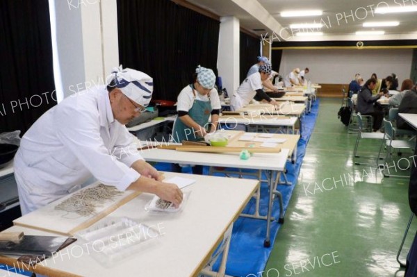 そば打ちを実演する打ち手