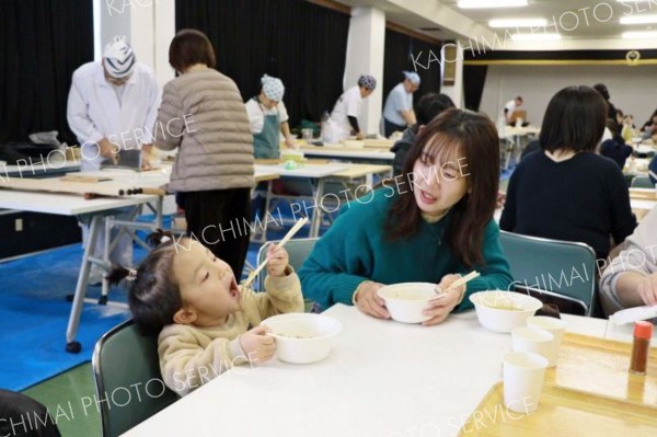 新そばの香りや歯ごたえを楽しむ来場者ら