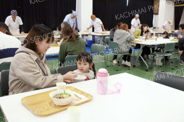 新そばの香りや歯ごたえを楽しむ来場者ら