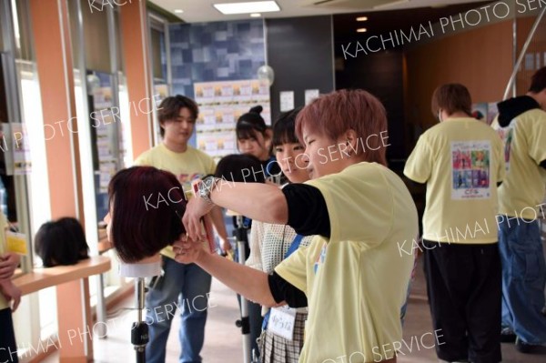 美容師の仕事、中高生が体験　芽室でコットンファミリー