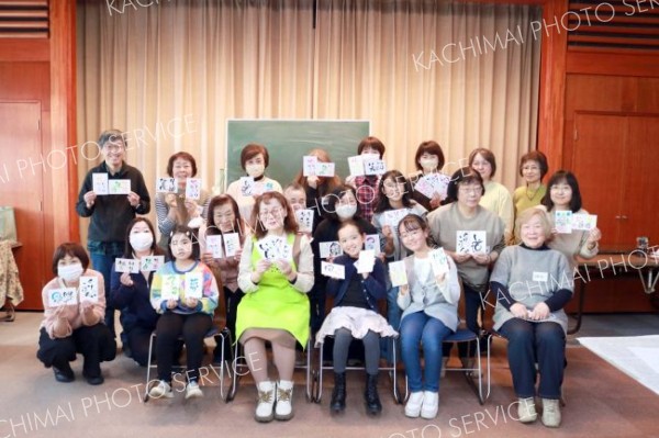 完成した作品を手にする参加者ら